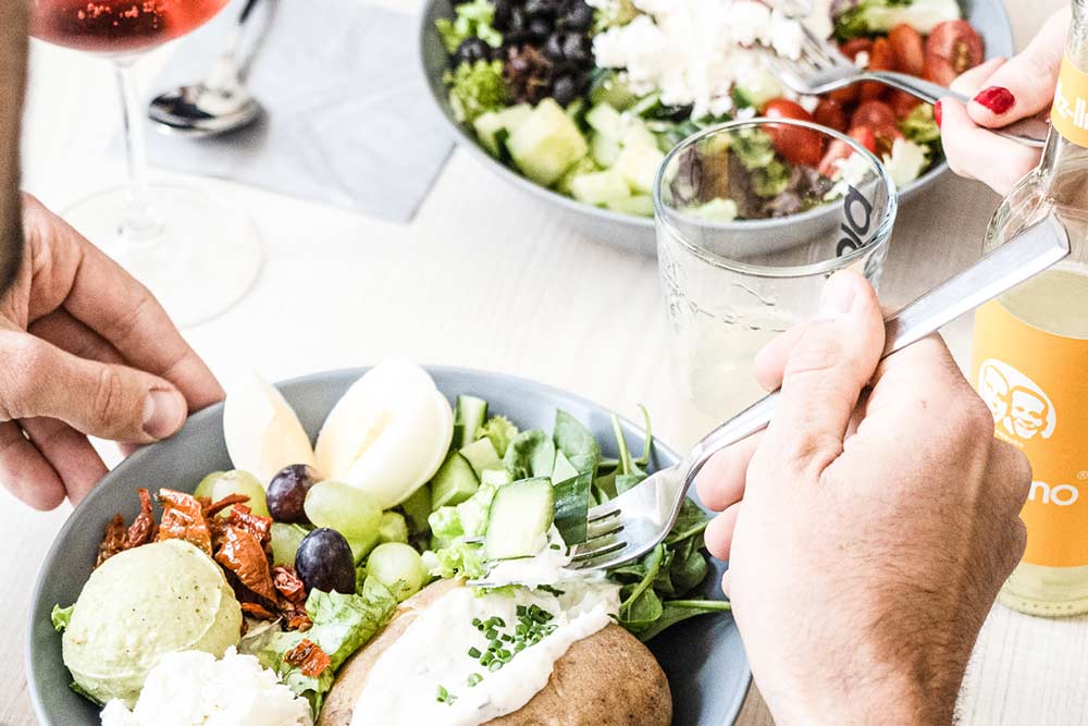 Leckerer Salat: Die Kleine Pause steht für gesunde Ernährung" title="Success-Story-Kleine-Pause-Essen-2