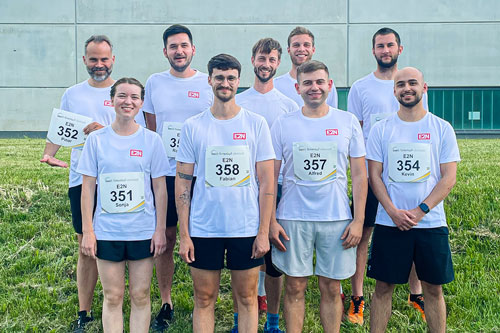 Gruppenfoto von Läufern" title="Entwickler Team beim Firmenlauf