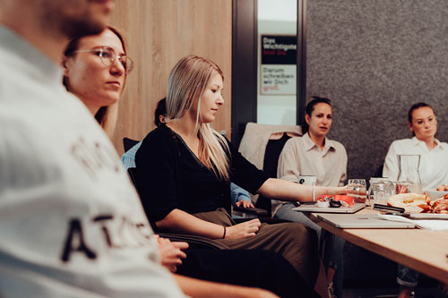 Menschen sitzen in einem Workshop" title="Interne Weiterbildung