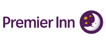 lila Schriftzug Premier Inn dahinter ist ein lila Kreis mit einem Mond und drei Sternen" title="Logo Premier Inn