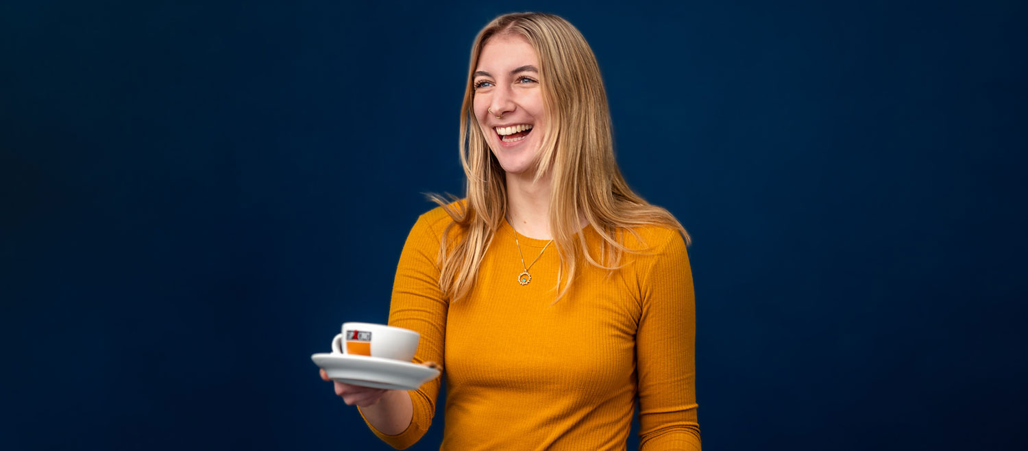 lächelnde Frau hält eine Cafétasse in der Hand" title="Marie Mitterer