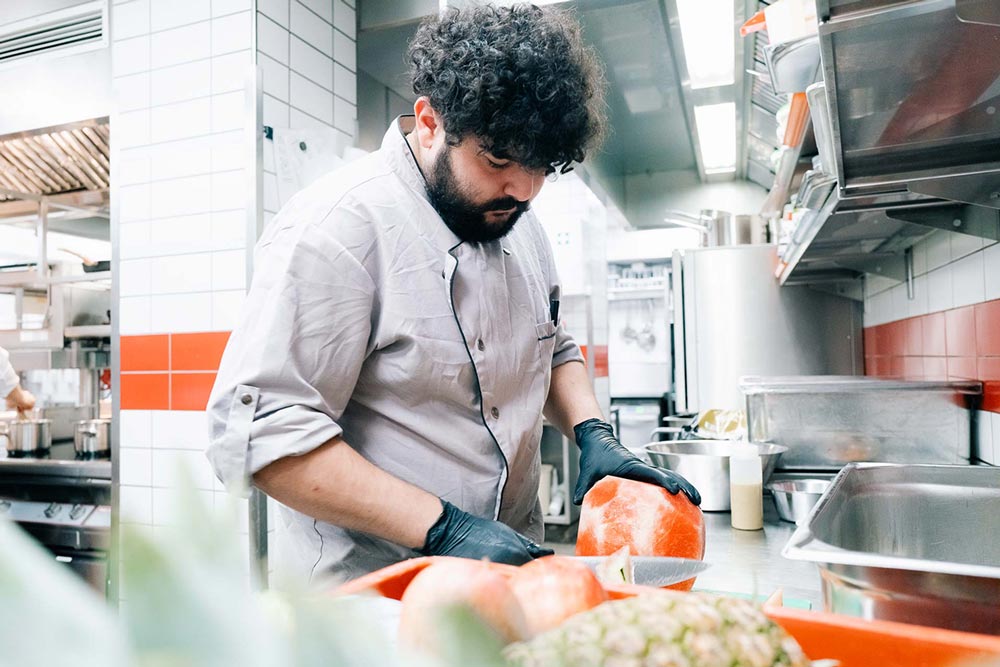 Koch schält eine Wassermelone" title="e2n Software Branche Gastronomie