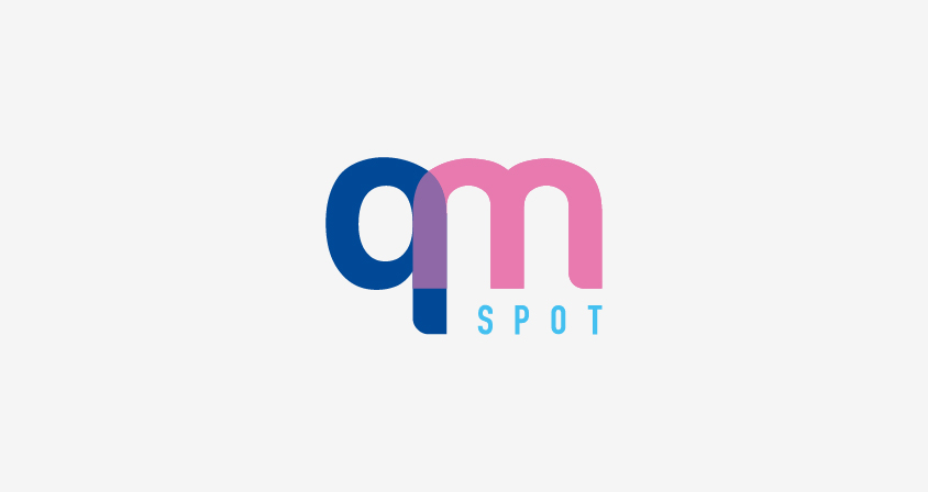 Logoillustration die Buchstaben q in Dunkelblau und m in Pink verschmelzen ineinander." title="Logo QM Spot