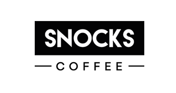 schwarzes Rechteck Snocks ist in Versalien im Rechteck ausgespart. Darunter steht zwischen zwei waagerechten Linien Coffee in Versalien." title="Logo Snocks Coffee