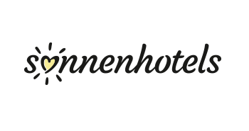 Schriftzug Sonnenhotels in Schwarz. Das erste O von Sonnenhotels ist als Herz mit gelber Füllung und mit Sonnenstrahlen dargestellt." title="Logo Sonnenhotels