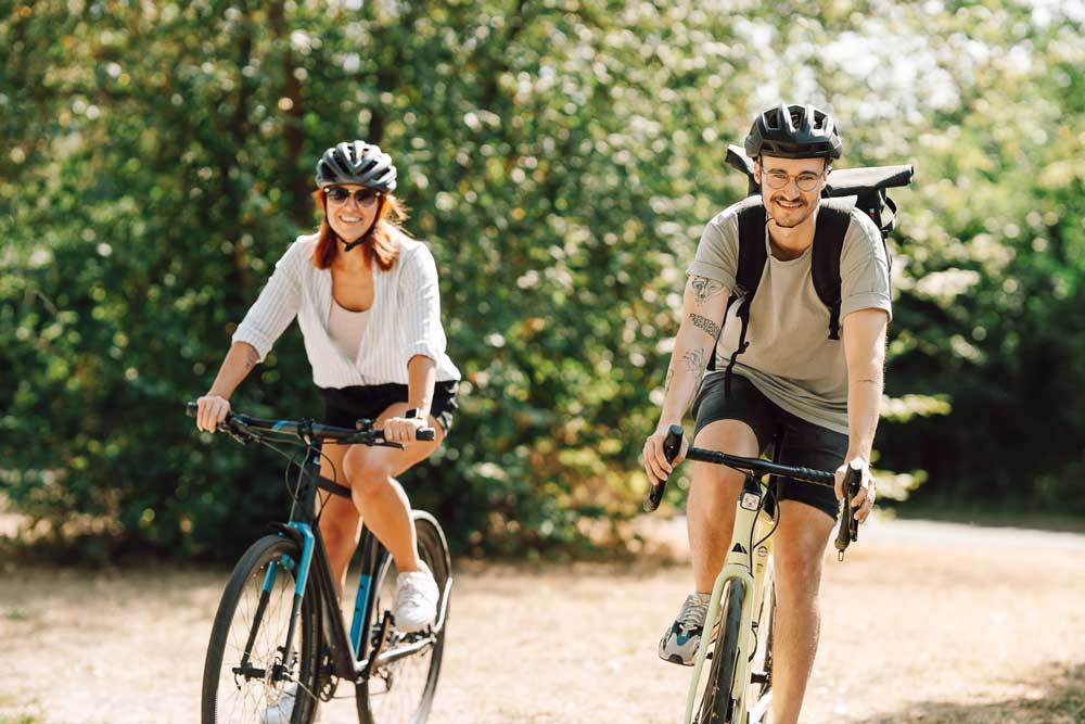 eine Frau und ein Mann fahren Fahrrad" title="Svenja und Fabian fahren Fahrrad