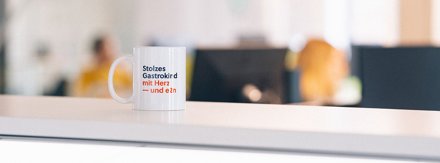 Tasse mit der Aufschrift Stolzes Gastrokind mit Herz und e2n" title="Tina-Blog-3