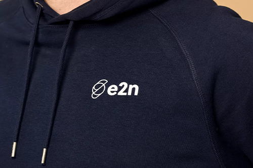 e2n Logo auf Pulli" title="soz