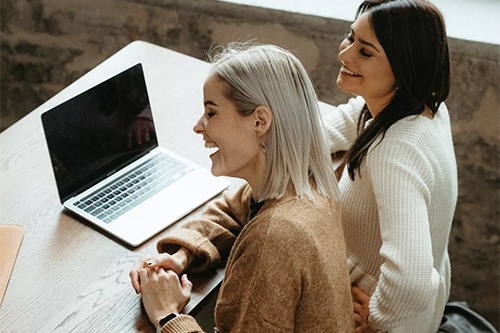 2 Frauen mit Laptop" title="wirts1