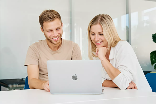 Niko und Nina am MacBook" title="wirts1