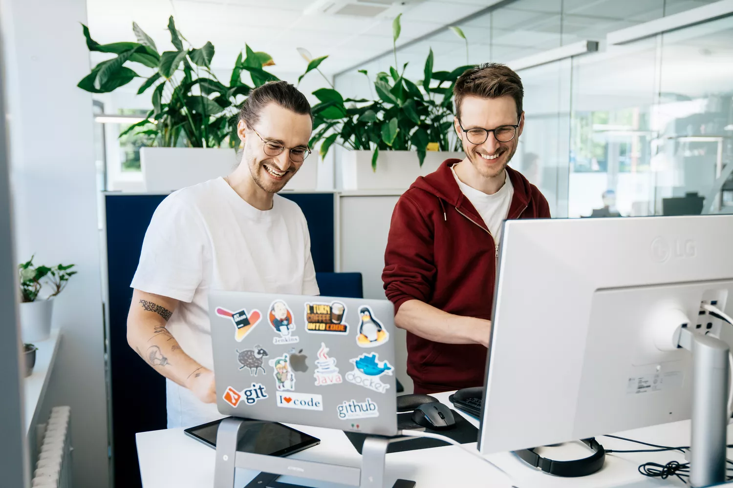 Entwickler im Büro vor Laptop