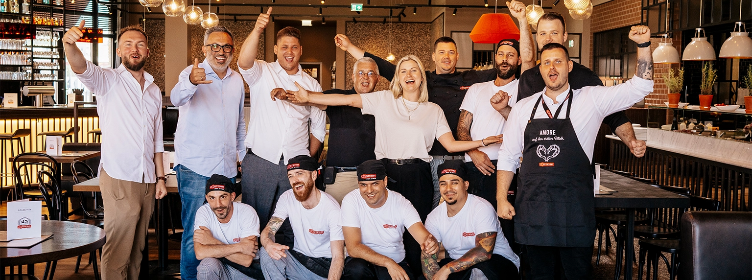 Die fröhlichen Mitarbeitenden der L'Osteria Österreich