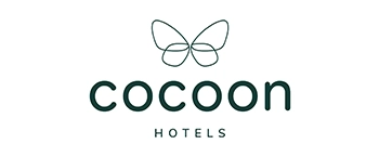 dunkelgrüner Schriftzug COCOON, darunter kleiner HOTELS und oben ein stilisierter Schmetterling