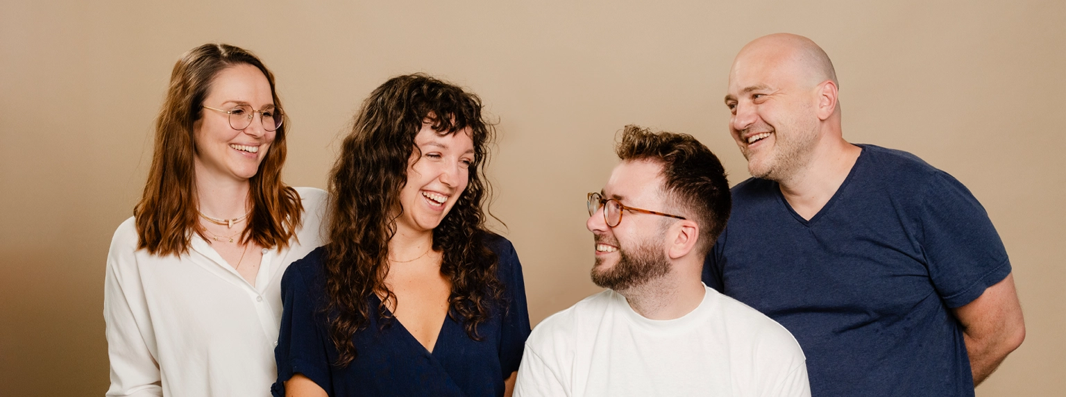 Sandra, Ana, Nils und Simon schauen sich lachend an