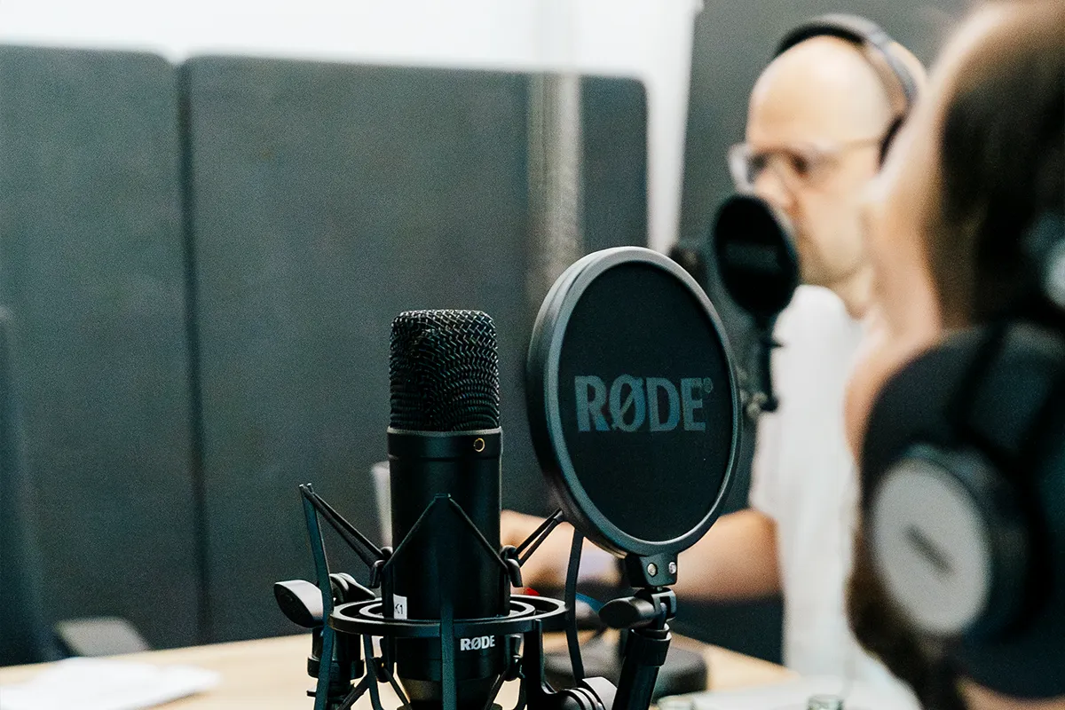Mitarbeiter während Aufnahme vom Podcast