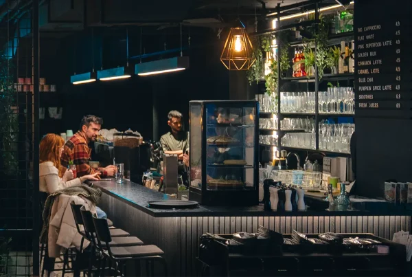 Mitarbeitende arbeiten bei gedimmtem Licht am Tresen und überlegen, wann Überstunden steuerfrei werden