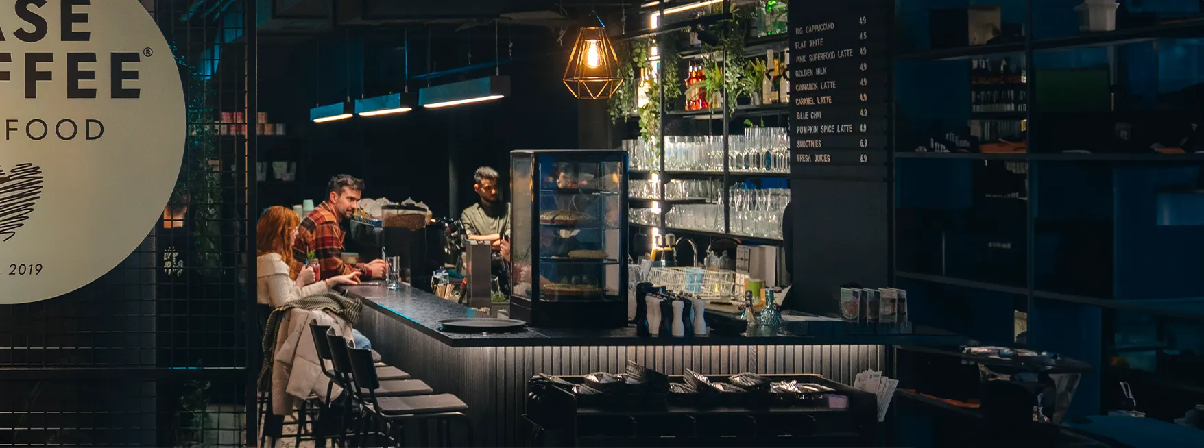 Mitarbeitende arbeiten bei gedimmtem Licht am Tresen und überlegen, wann Überstunden steuerfrei werden