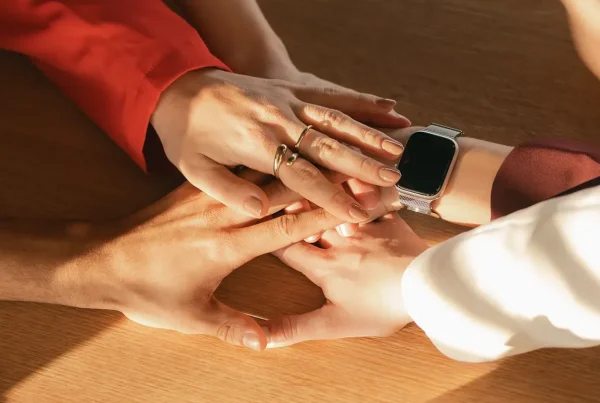 Fünf Hände aufeinander