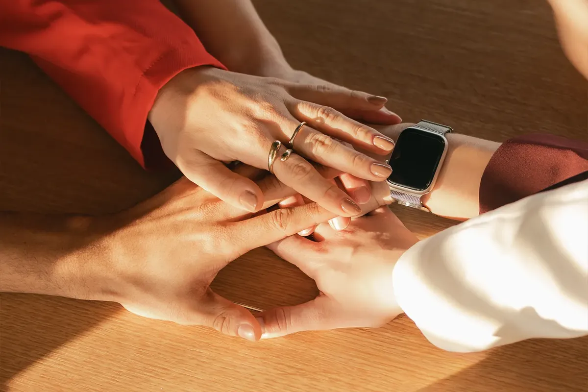 Fünf Hände aufeinander